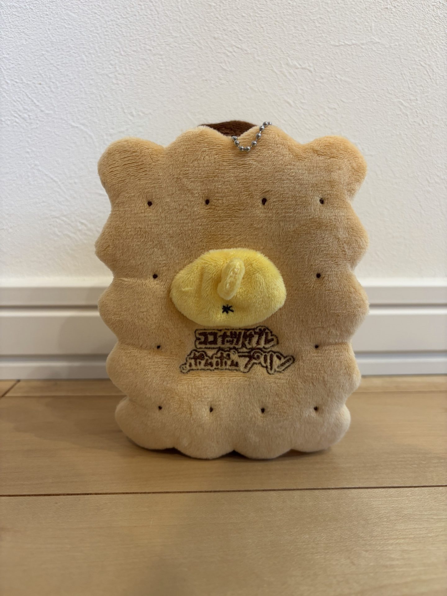 ポムポムプリンがココナッツサブレに挟まったデザインのぬいぐるみポーチ。後ろ。
