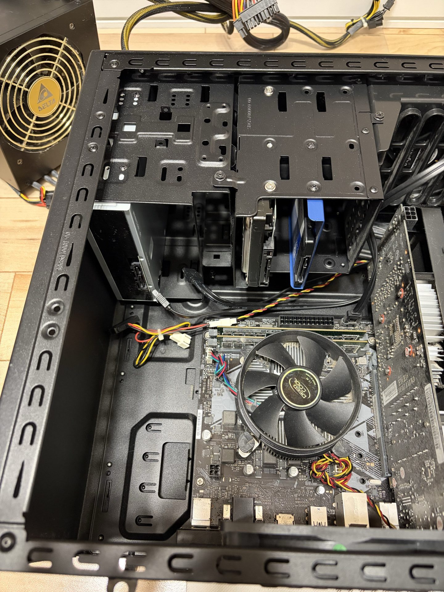 デスクトップPCから電源ユニットを外したところ